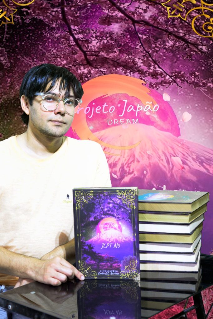 Entusiasta brasileiro da língua japonesa lança livro no Balneário Shopping