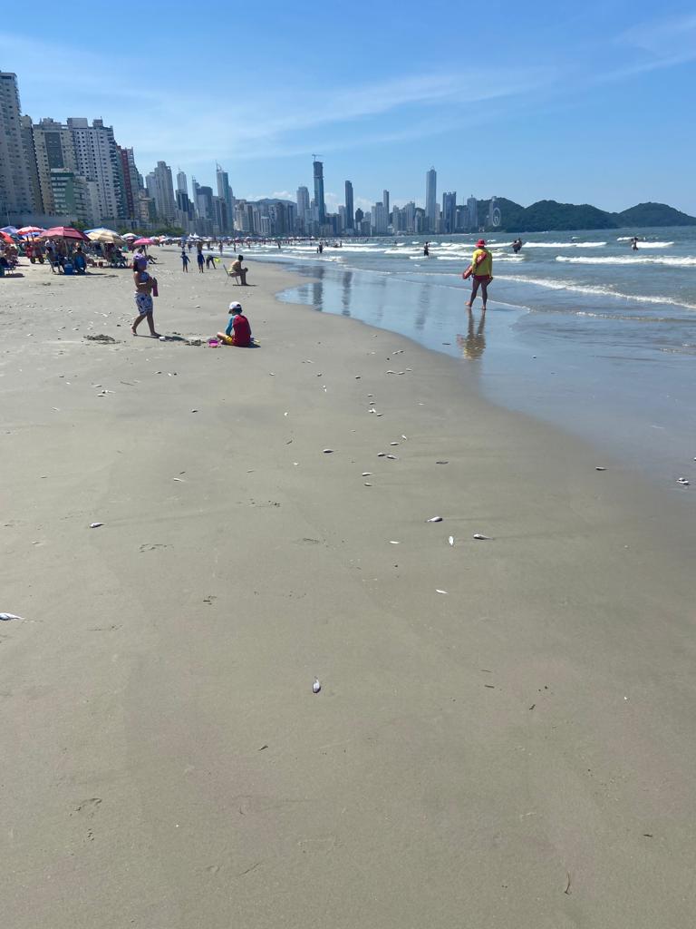 Adolescente é resgatado após se afogar no mar da Praia Central